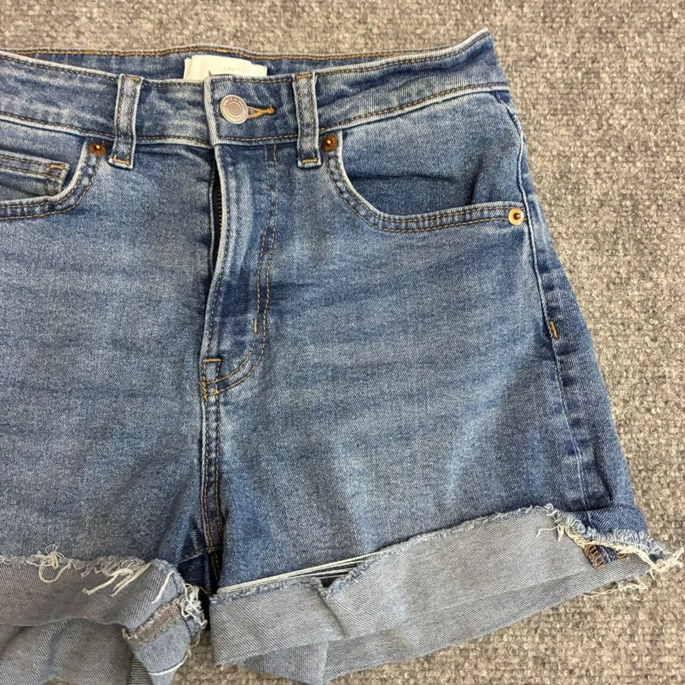 H&M Denim Shorts Womens 4 Blue‎ High Waist Raw Hem Cuffed Cutoff1